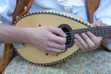 ALA, TRENTO, ITALY, 12 Temmuz 2019: Ala, Kadife Şehir Festivali, el gitar çalıyor