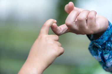 Parmaklarına dokunan iki el, Küresel Cinsiyet Uçurumu kavramı