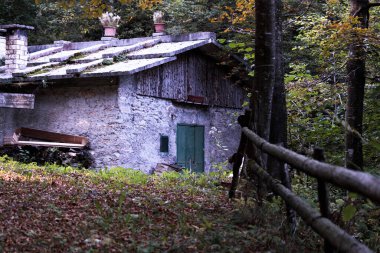 Şehir parkındaki eski güzel ev.