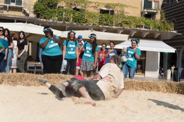 VERONA, ITALY, NOVEMBER, 14, 2019: (Tocat - Uluslararası Sokak Oyunları Festivali), Geleneksel Brittany Oyunları, Breton güreşi, kum ringinde dövüşen iki adam, Lutte Bretonne