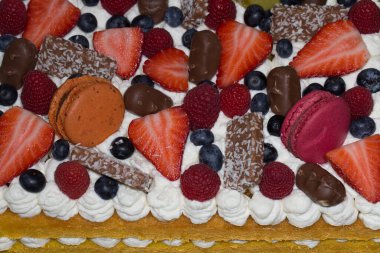 Böğürtlen ve badem kurabiyeleriyle süslenmiş pasta. 