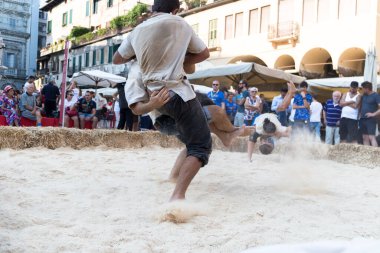 VERONA, ITALY, NOVEMBER, 14, 2019: (Tocat - Uluslararası Sokak Oyunları Festivali), Geleneksel Brittany Oyunları, Breton güreşi, kum ringinde dövüşen iki adam, Lutte Bretonne