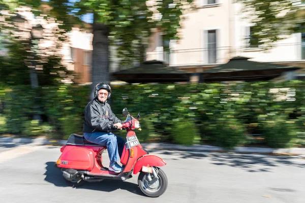 Pescantina Verona Itália Junho 2019 Motociclista Dirigindo Sua Vespa Encontro — Fotografia de Stock