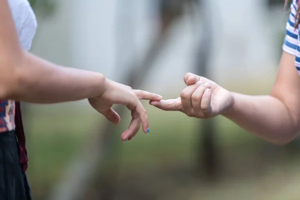 Duas Mãos Tocando Seus Dedos Conceito Global Gender Gap — Fotografia de Stock