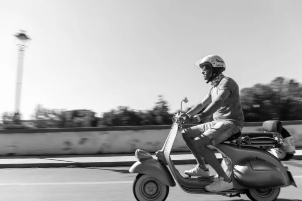 ペスカンティーナ ヴェローナ イタリア 2019年6月23日 オートバイの運転彼のワスプ ヴェスパのオートバイの全国集会 — ストック写真