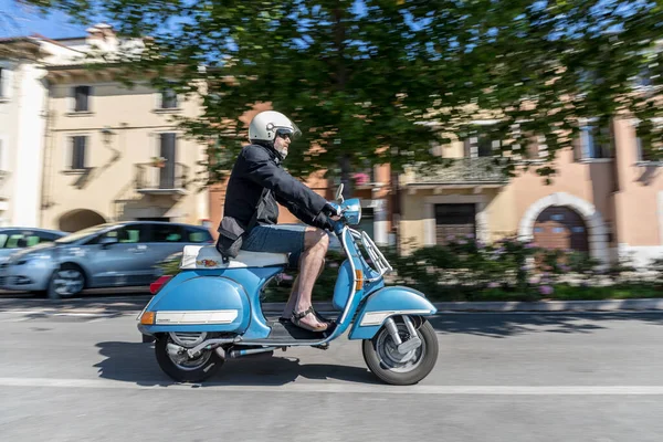 PESCANTINA, VERONA, ITALY, 23 Haziran 2019: Vespa motorsikletini süren motosikletçi