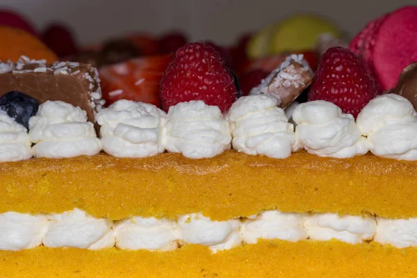 Kuchen Dekoriert Mit Beeren Und Macarons — Stockfoto