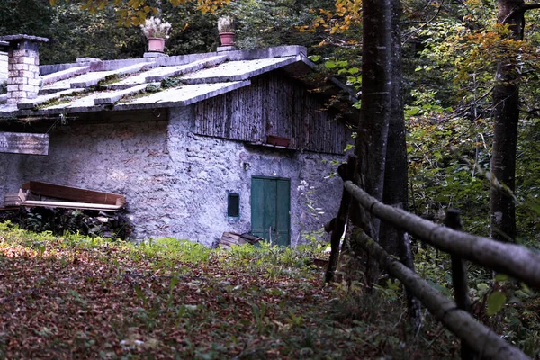 Şehir parkındaki eski güzel ev.
