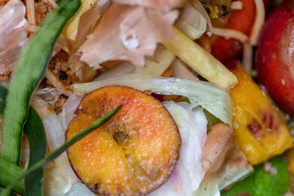 Kovadaki çöpü yakın çekim