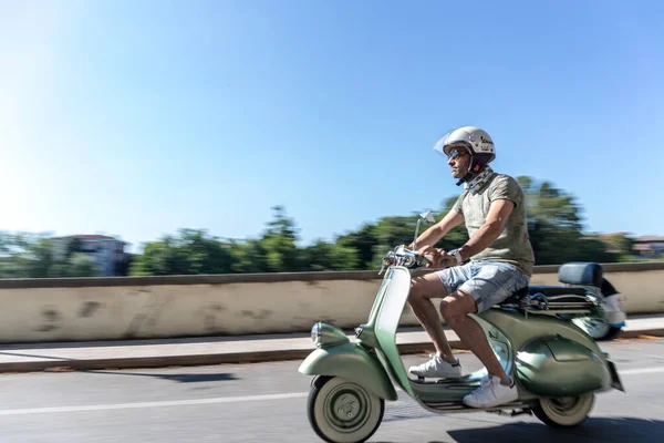 PESCANTINA, VERONA, ITALY, 23 Haziran 2019: Vespa motorsikletini süren motosikletçi