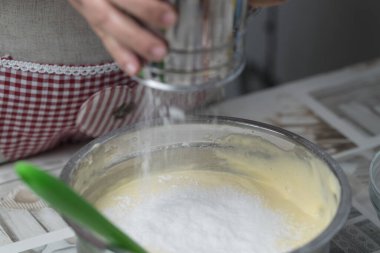 Hamuru paslanmaz çelik bir kasede karıştır.