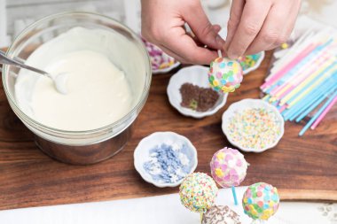 Çikolatalı kek ve çikolata parçacıkları.