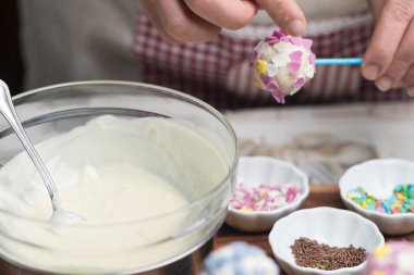 Çikolatalı kek ve çikolata parçacıkları.