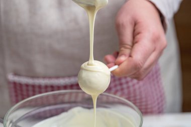 Pastayı eritilmiş beyaz çikolatayla, çikolatalı keki serpiştirin.