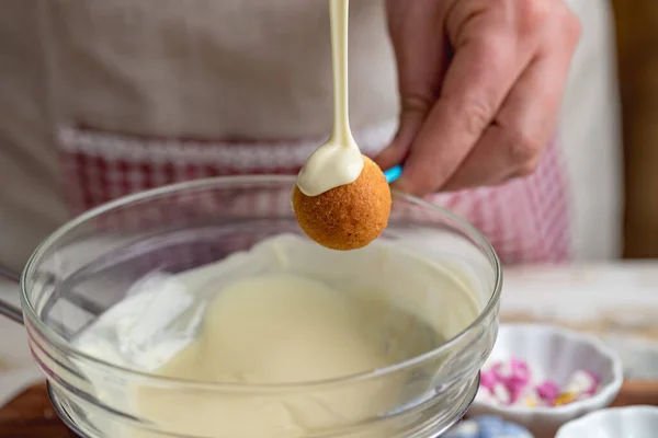 Kuchen Mit Geschmolzener Weißer Schokolade Bedecken Chocolate Cake Pops Mit — Stockfoto