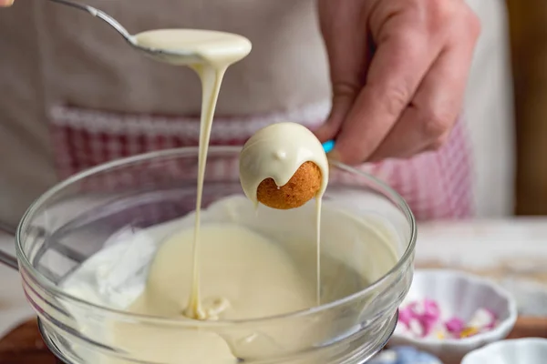 Kuchen Mit Geschmolzener Weißer Schokolade Bedecken Chocolate Cake Pops Mit — Stockfoto