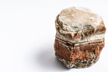 beyaz arkaplanda izole edilmiş makro mineral taşı