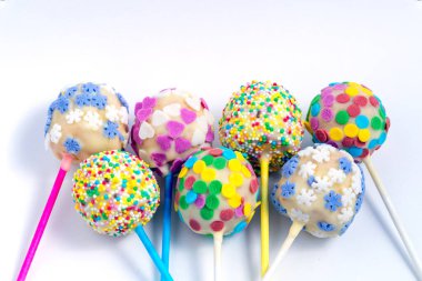 Beyaz arka planda ev yapımı kek parçaları