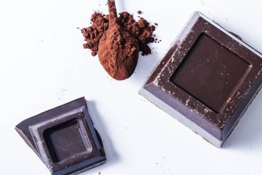 toz ve siyah çikolata beyaza izole edilmiş.