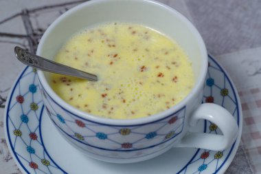 Sütlü çorba, yumurta ve bahçe teresi, doğu tıbbi içeceği.