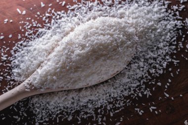 Ahşap kaşıkta rendelenmiş hindistan cevizi