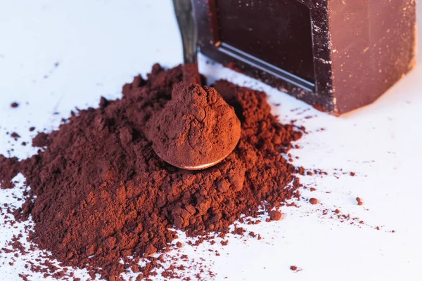 Pulveriserad Och Mörk Choklad Isolerad Vit — Stockfoto