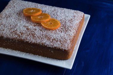 Mandalinalı kek ve rendelenmiş hindistan cevizi.