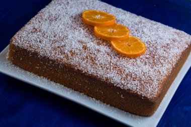 Mandalinalı kek ve rendelenmiş hindistan cevizi.