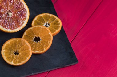 Tahta tabakta portakal dilimleri