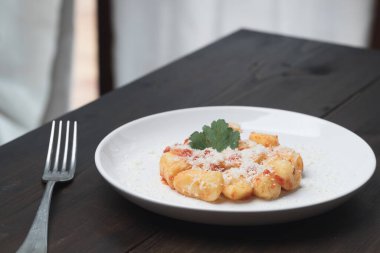 Yakın plan gnocchi makarna, yahnili bir tabak gnocchi.