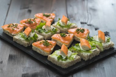 Somon, surimi, krem peynir ve salata.