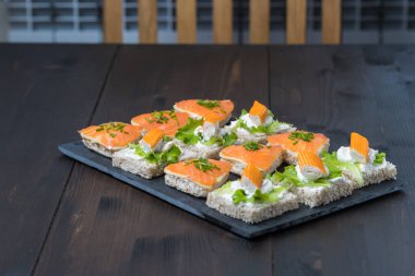 Somon, surimi, krem peynir ve salata.