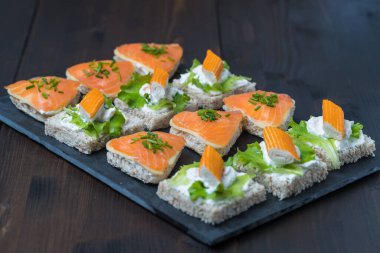 Somon, surimi, krem peynir ve salata.