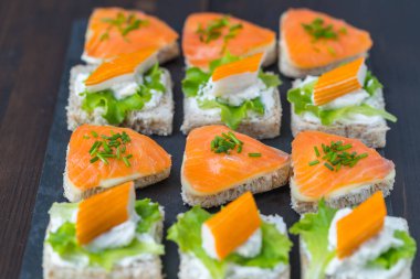 Somon, surimi, krem peynir ve salata.
