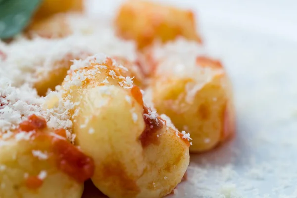 Yakın plan gnocchi makarna, yahnili bir tabak gnocchi.