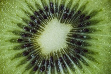 Bir kivi meyvesinin üst görüntüsü. Yakın plan.