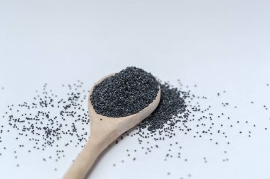 Siyah afyon kaşık içinde haşhaş tohumları