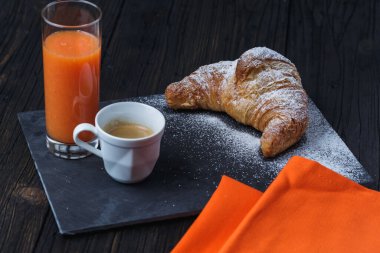 Kafe portakal suyu ve brioche kırsal masada, sağlıklı kahvaltı konsepti.