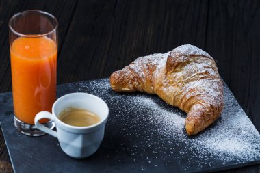 Kafe portakal suyu ve brioche kırsal masada, sağlıklı kahvaltı konsepti.
