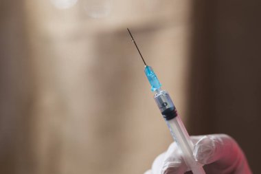 Ellerinde şırıngayı tutan eldiven vardı. Covid-19 veya koronavirüs aşısı