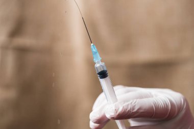 Ellerinde şırıngayı tutan eldiven vardı. Covid-19 veya koronavirüs aşısı