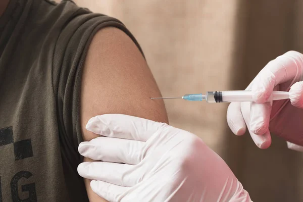Enfermero Que Sostiene Jeringa Para Administrar Paciente Inyección Vacuna Contra — Foto de Stock