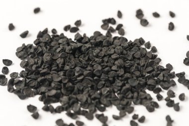 Beyaz arkaplanda soğan tohumları