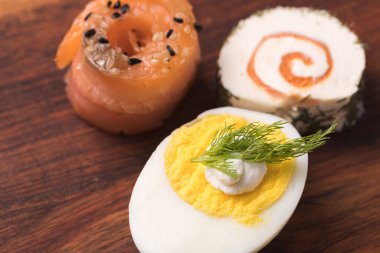 Somon balıklı ve peynirli kanepeler.