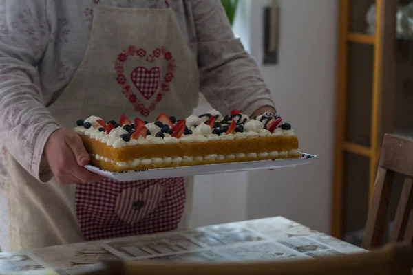 Mujer Está Sosteniendo Pastel Casero Ama Casa Hobby — Foto de Stock