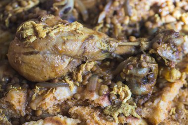 Tavuk yahnisi. Yakından bak. 