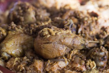 Tavuk yahnisi. Yakından bak. 