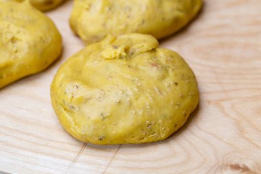 Sarı hamur pasta olmaya hazır.