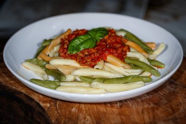 fesleğenli makarna. Yakın görüş.