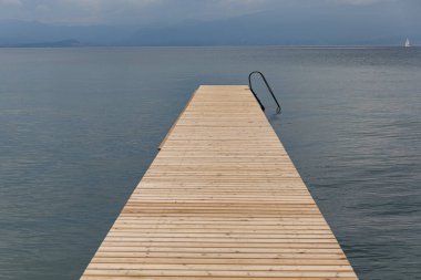 İtalya 'da Garda Gölü' nde basit bir iskele.